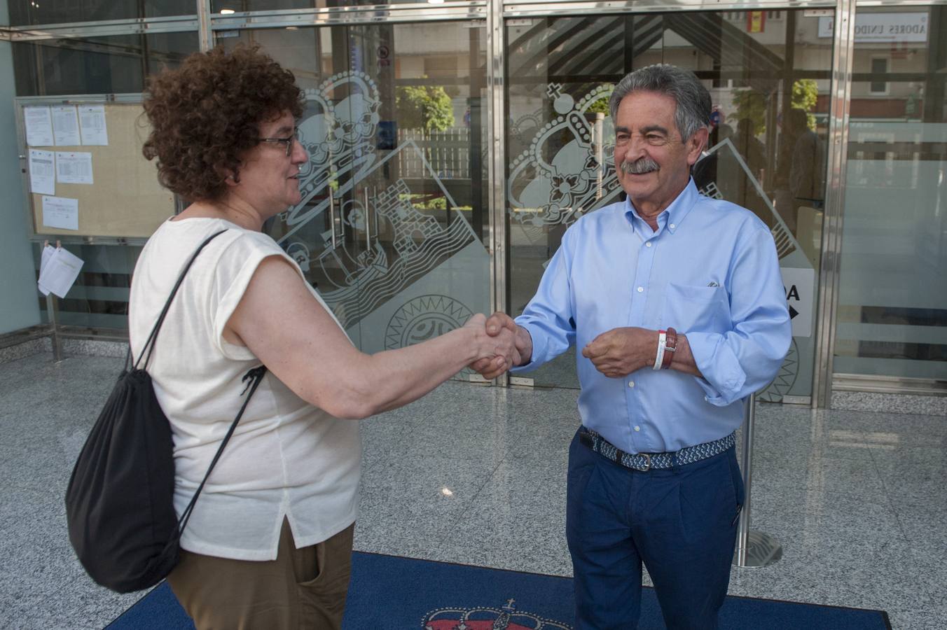 Largas colas ara fotografiarse con el presidente regional, en su jornada de puertas abiertas