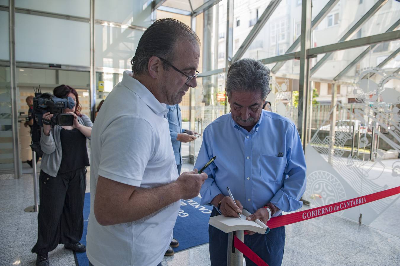 Largas colas ara fotografiarse con el presidente regional, en su jornada de puertas abiertas