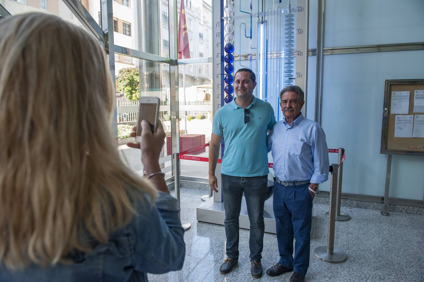 Largas colas ara fotografiarse con el presidente regional, en su jornada de puertas abiertas