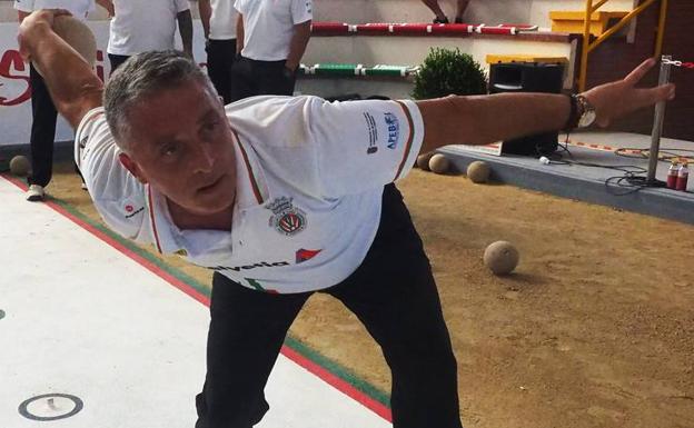 José Luis Mallavia, en el tiro durante el calentamiento de su último partido como bolista. 