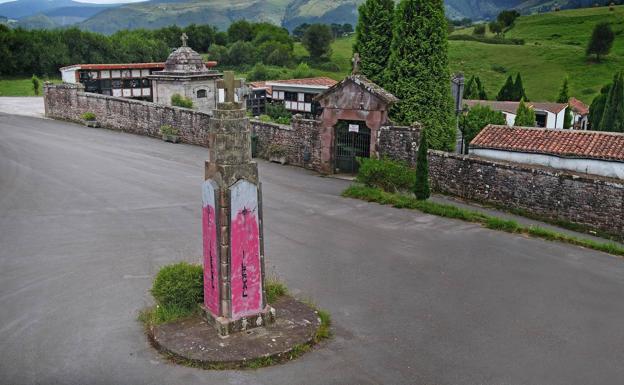 Pintadas en el monolito a las víctimas de Cabezón