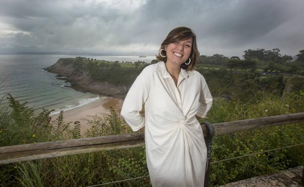 Claudia González, con Mataleñas de fondo. 