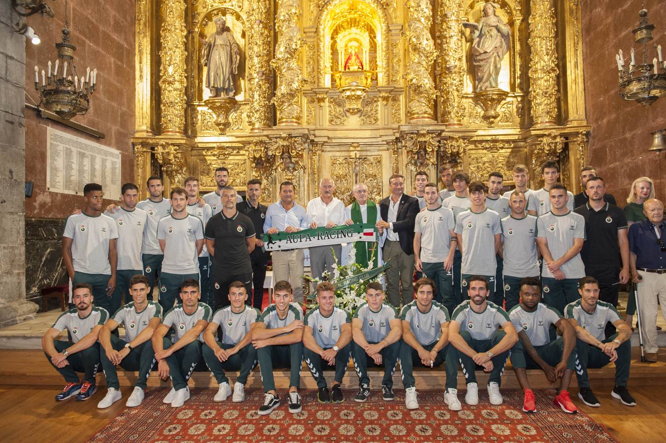 Fotos: El Racing cumple con la tradicional ofrenda floral a La Bien Aparecida