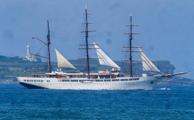 El crucero, llegando esta mañana a Santander