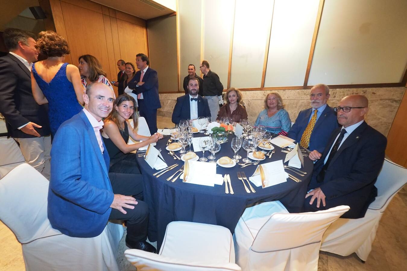 Íñigo de la Serna y Fernando Jáuregui recibieron anoche los premios 'Emboque de Oro' de la Casa de Cantabria en Madrid, en una gala celebrada en el Hotel Santemar