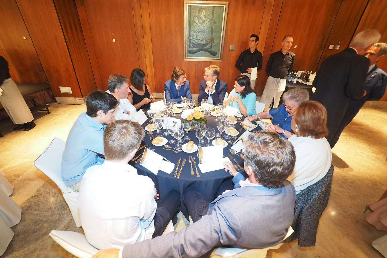 Íñigo de la Serna y Fernando Jáuregui recibieron anoche los premios 'Emboque de Oro' de la Casa de Cantabria en Madrid, en una gala celebrada en el Hotel Santemar