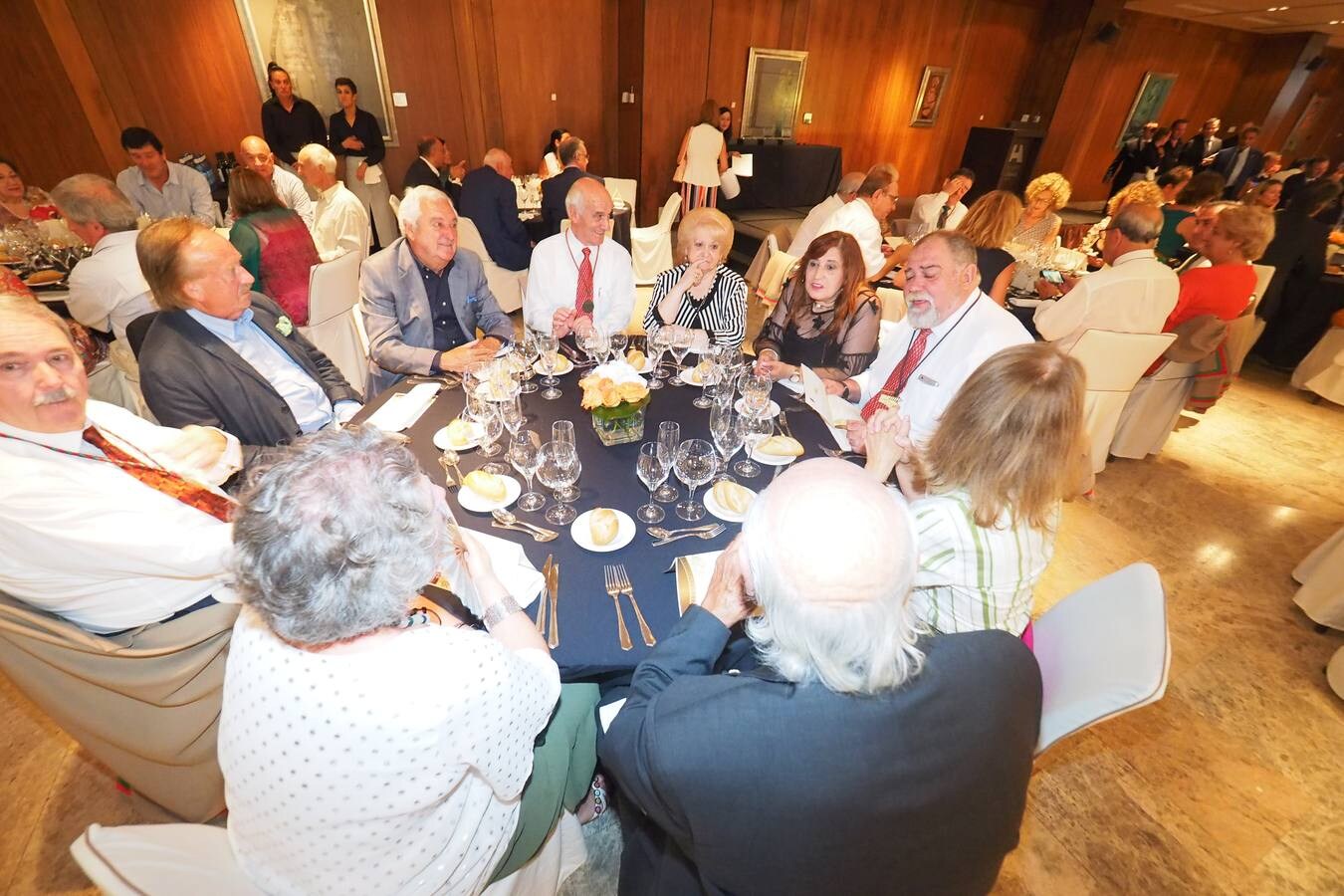 Íñigo de la Serna y Fernando Jáuregui recibieron anoche los premios 'Emboque de Oro' de la Casa de Cantabria en Madrid, en una gala celebrada en el Hotel Santemar