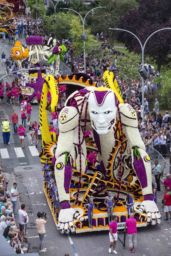 Fotos: La carroza &#039;Evolución&#039;, del conjunto Agrupa-2, gana la Batalla de Flores de Laredo