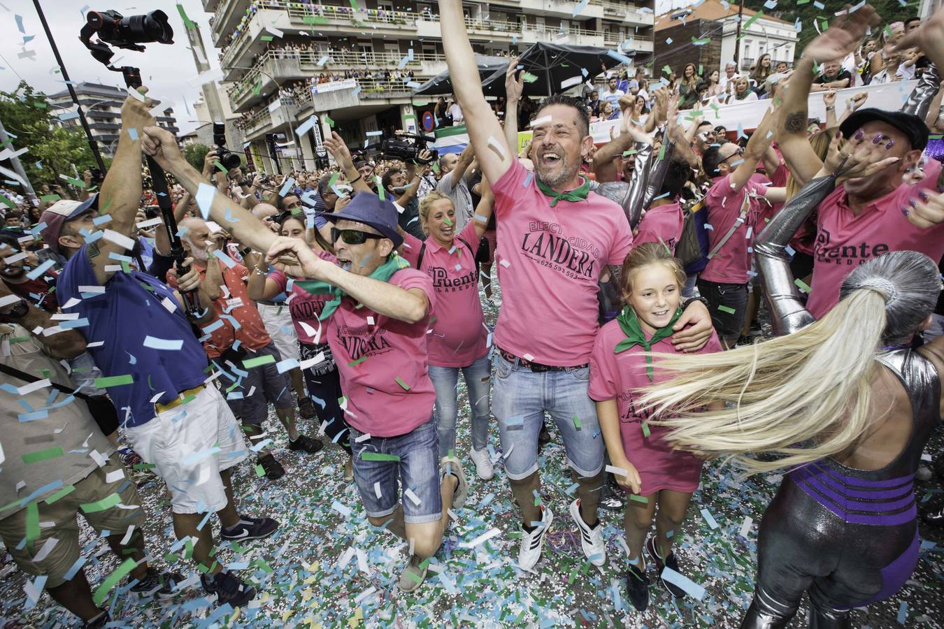 Fotos: La carroza &#039;Evolución&#039;, del conjunto Agrupa-2, gana la Batalla de Flores de Laredo