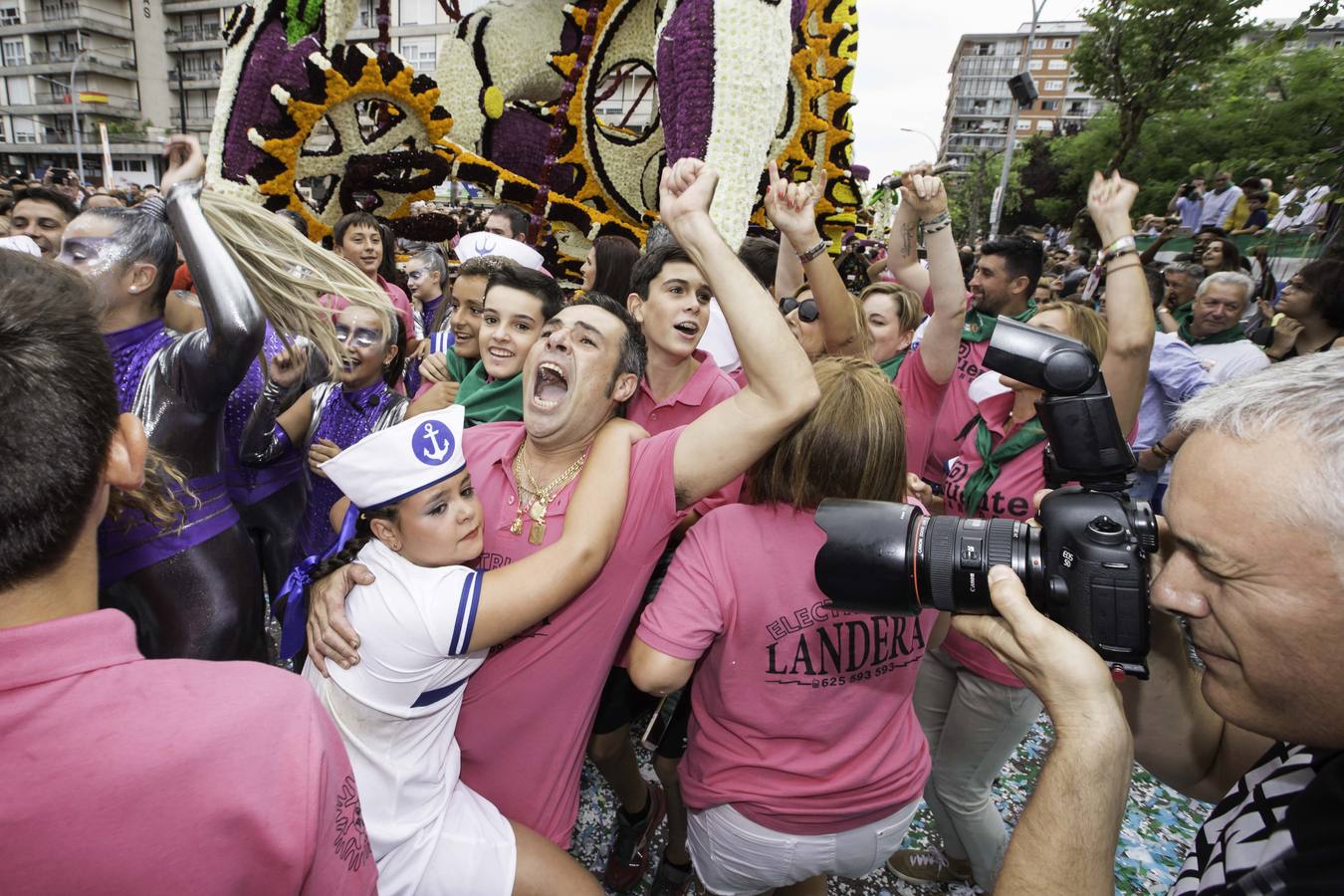 Fotos: La carroza &#039;Evolución&#039;, del conjunto Agrupa-2, gana la Batalla de Flores de Laredo