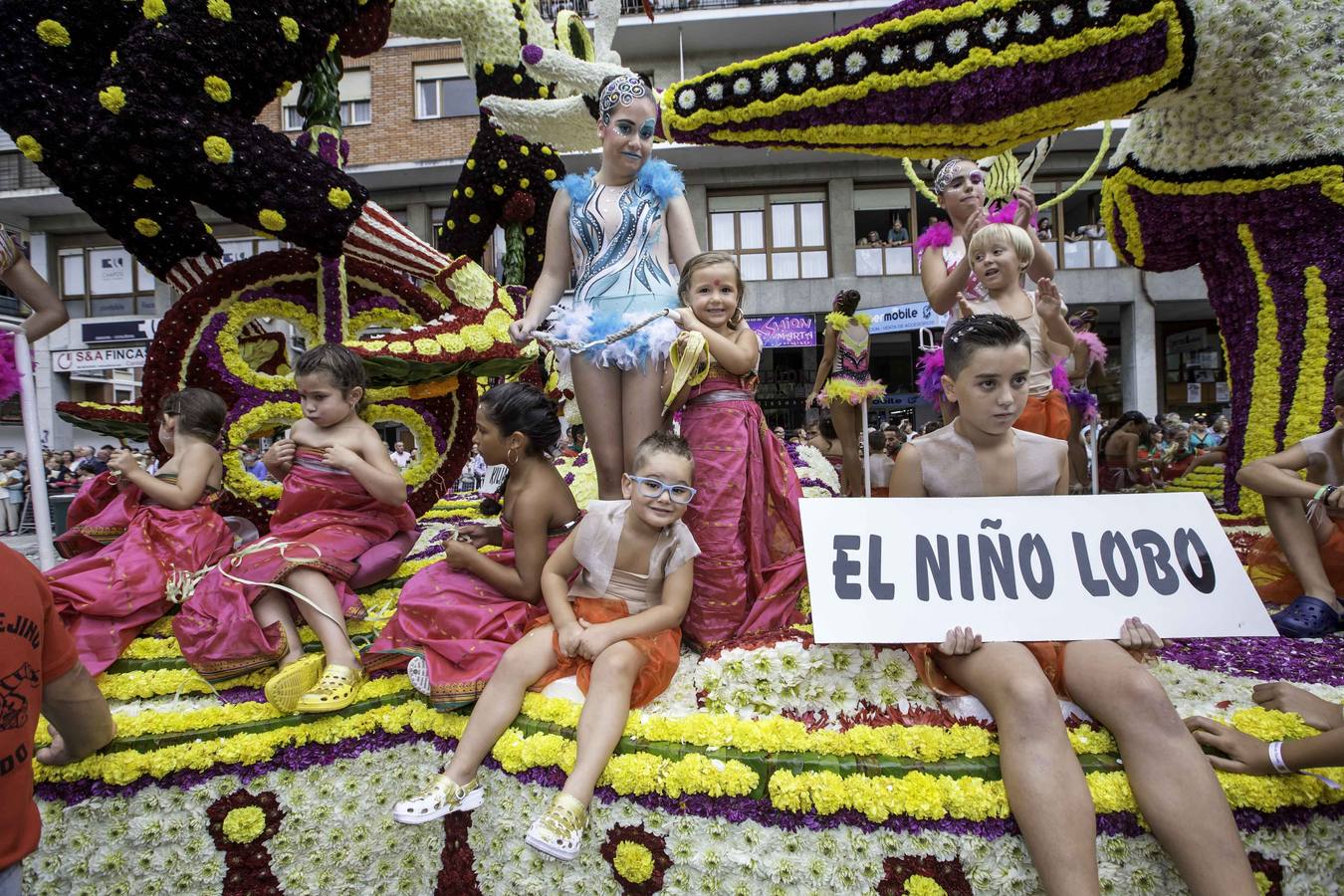 Fotos: La carroza &#039;Evolución&#039;, del conjunto Agrupa-2, gana la Batalla de Flores de Laredo