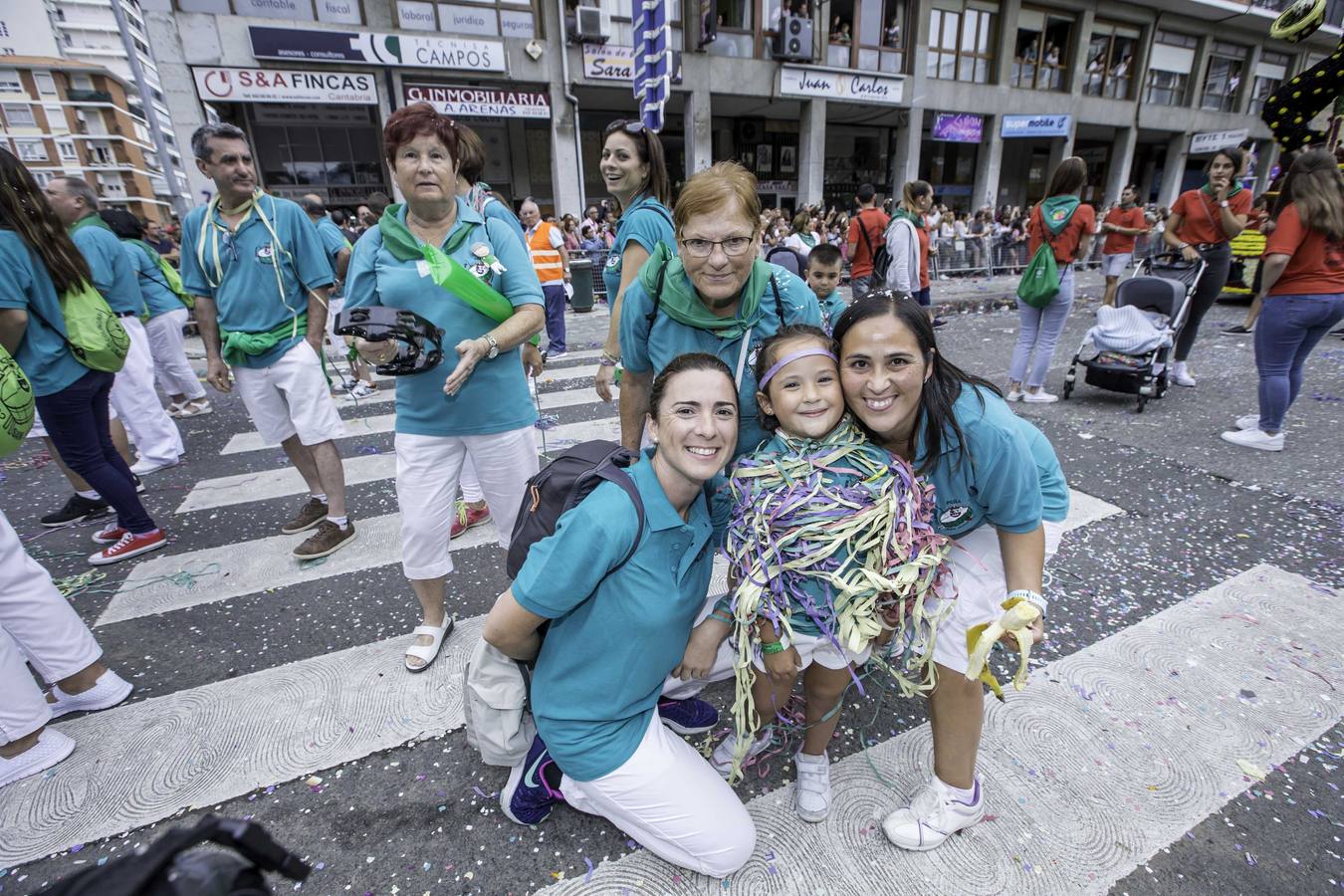 Fotos: La carroza &#039;Evolución&#039;, del conjunto Agrupa-2, gana la Batalla de Flores de Laredo