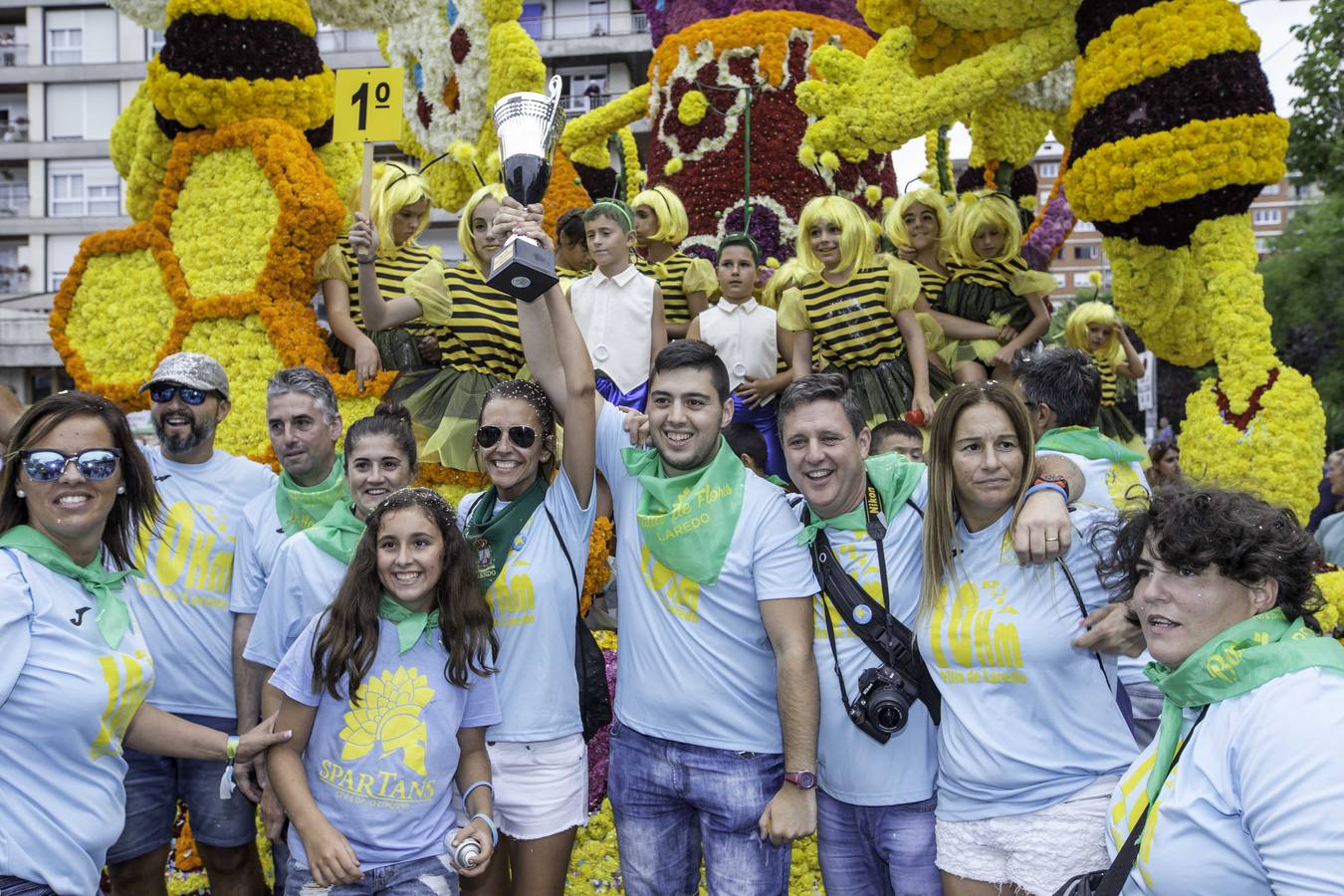 Fotos: La carroza &#039;Evolución&#039;, del conjunto Agrupa-2, gana la Batalla de Flores de Laredo