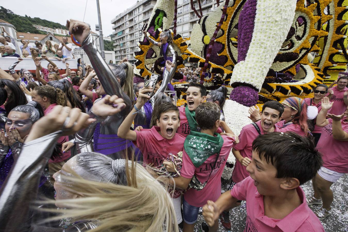 Fotos: La carroza &#039;Evolución&#039;, del conjunto Agrupa-2, gana la Batalla de Flores de Laredo