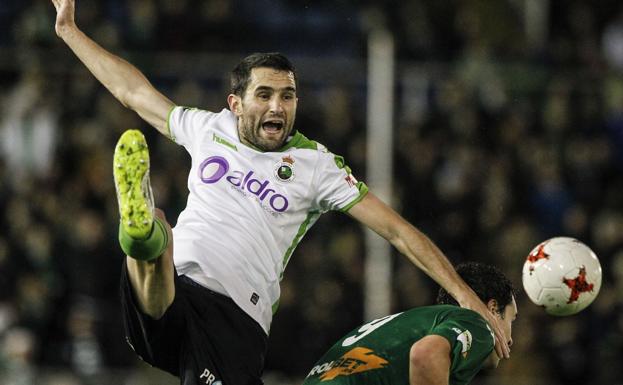 Antonio Tomás disputa el balón la pasada temporada.El cántabro ya sabe su difícil situación en el equipo, aunque al igual que Juanjo trabaja como un futbolista más. 