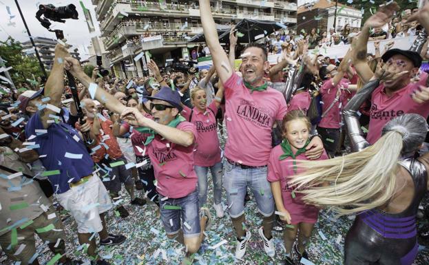 Los integrantes de Agrupa-2 celebran la victoria en la 109 edición de la Batalla de Flores de Laredo.