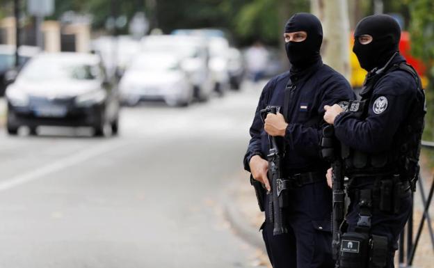 Agentes de policía, durante un operativo en París. 