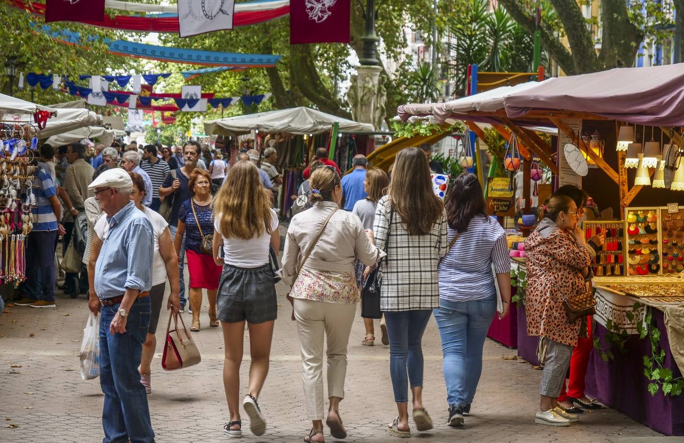 El Mercado Romano, que estará instalado en la Alameda de Oviedo desde hoy y hasta el domingo, 26 de agosto, abre las actividades organizadas por el Ayuntamiento de Santander con motivo de la festividad de los Santos Mártires, patronos de la ciudad.