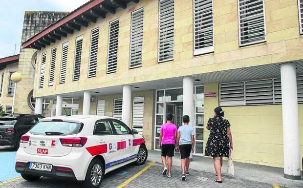 La falta de médicos sustitutos sobrecarga los centros de salud de los municipios turísticos