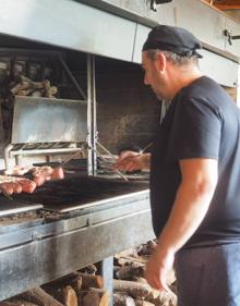 Imagen secundaria 2 - A la izquierda, Blanco y sus hijos Manuel y Eduardo. A la derecha, el cocinero Fernando, en plena faena. 