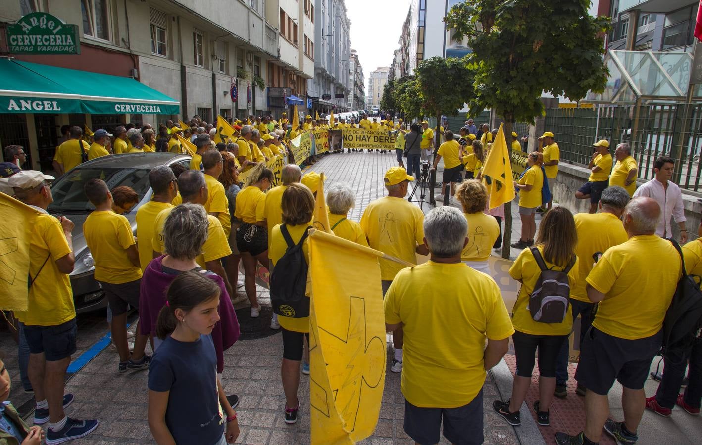 Fotos: Los afectados por los derribos piden la dimisión de Revilla en la puerta del Gobierno