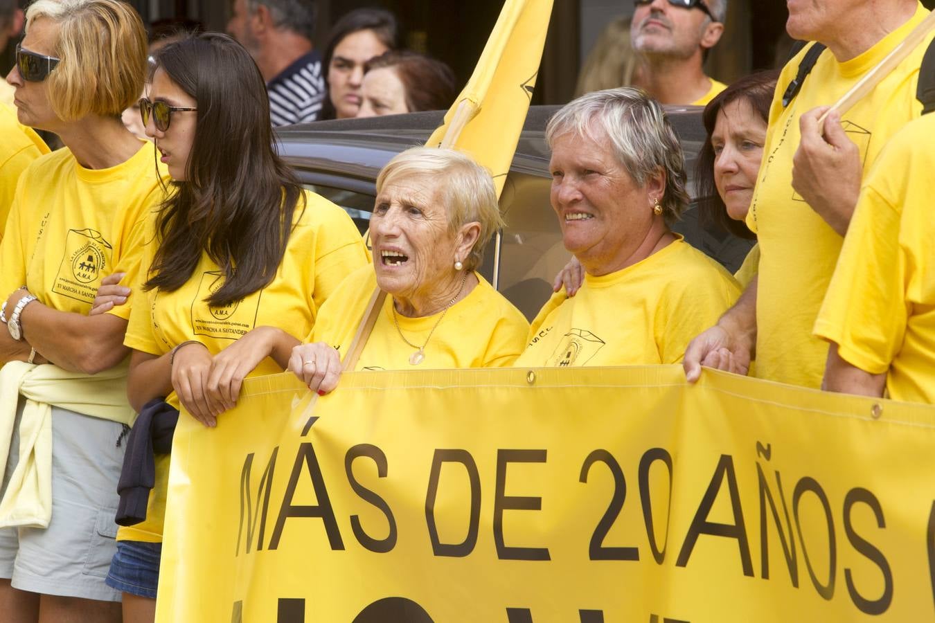 Fotos: Los afectados por los derribos piden la dimisión de Revilla en la puerta del Gobierno