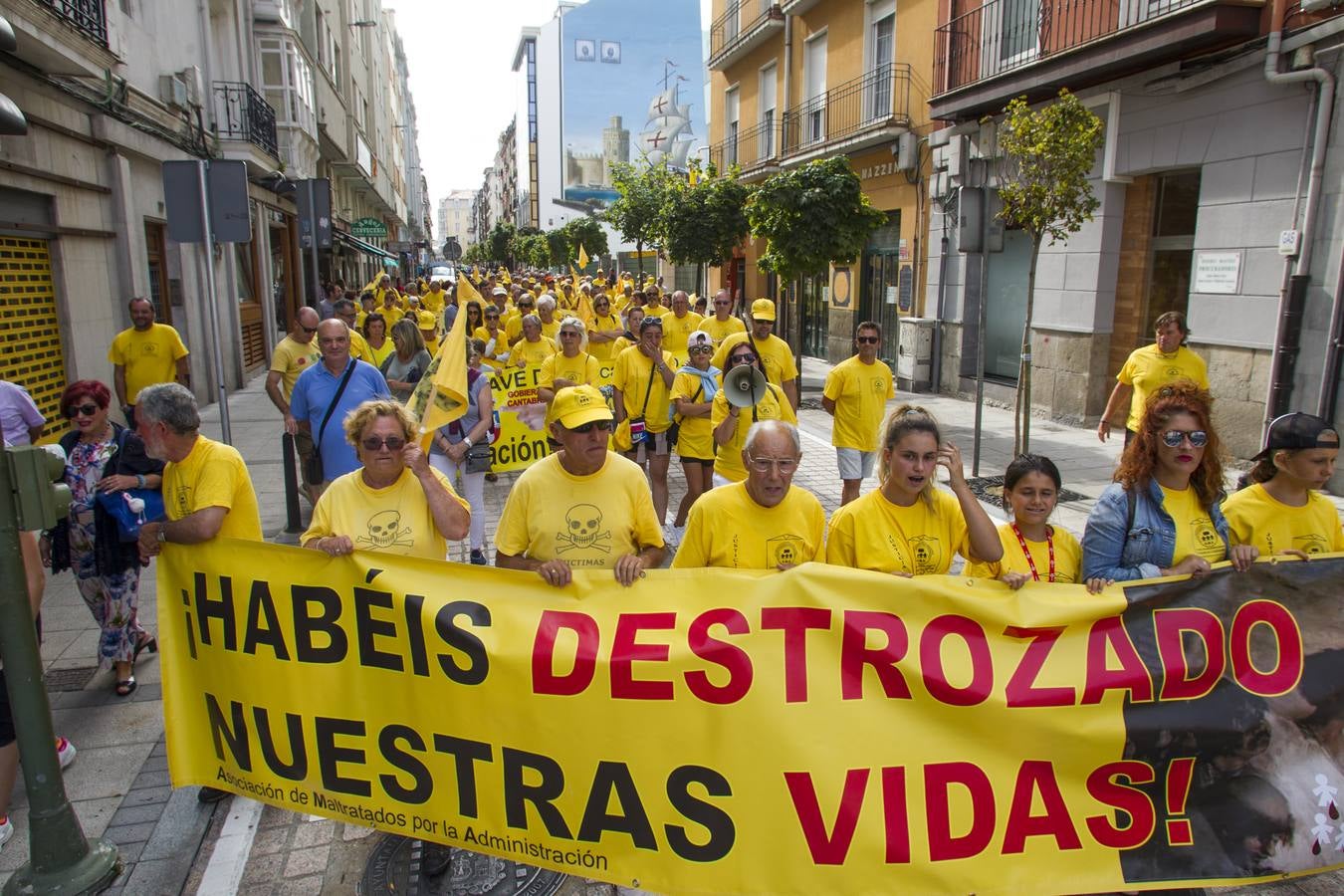 Fotos: Los afectados por los derribos piden la dimisión de Revilla en la puerta del Gobierno