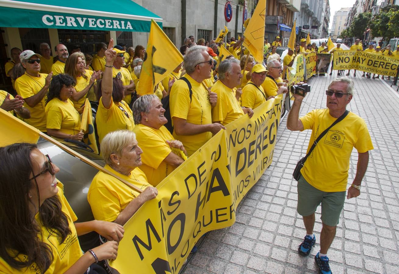 Fotos: Los afectados por los derribos piden la dimisión de Revilla en la puerta del Gobierno