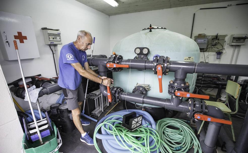 José María Sierra es uno de los trabajadores en plantilla que tiene el Ayuntamiento de El Astillero repartidos por las instalaciones para llevar a cabo el mantenimiento. 