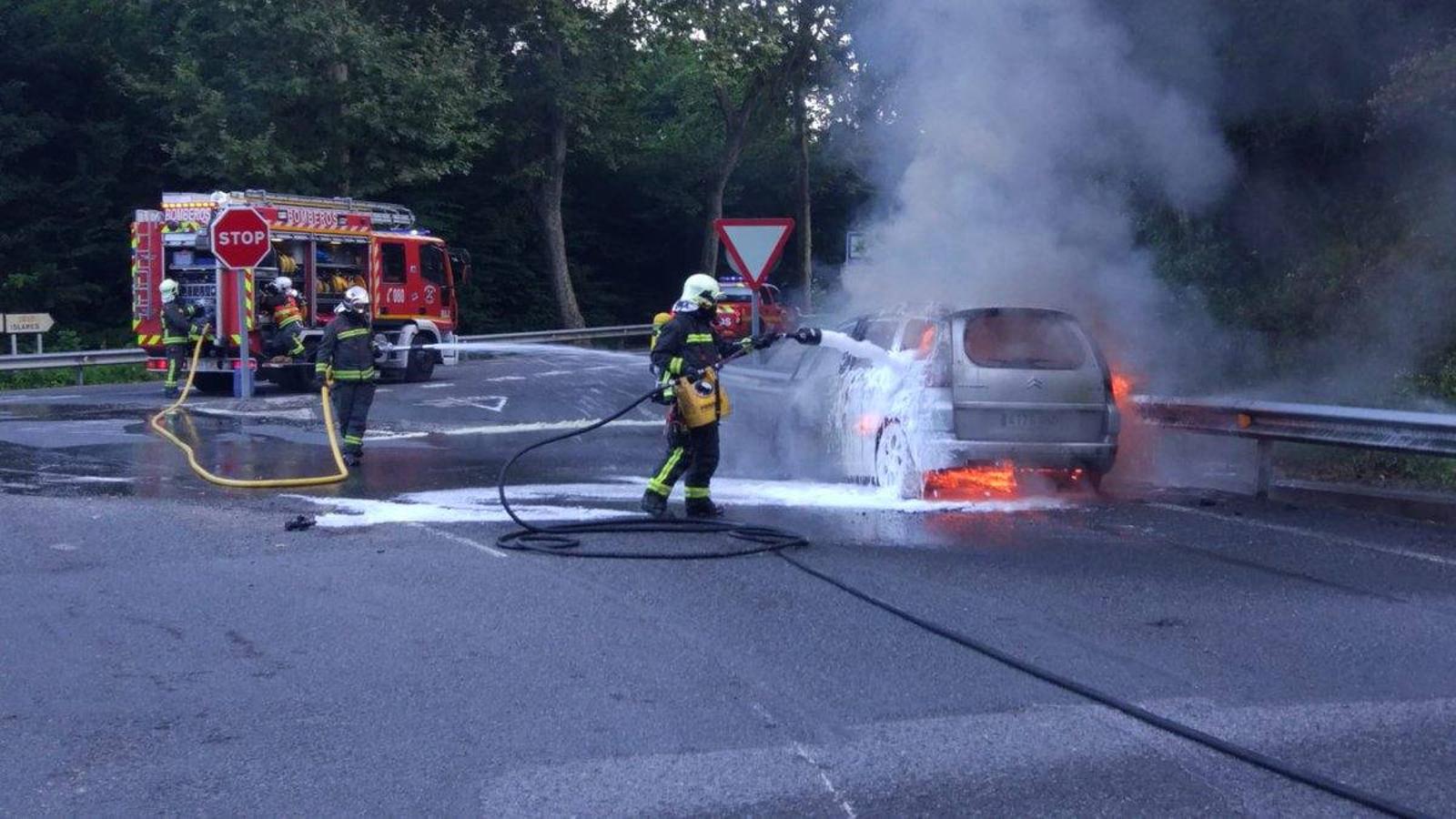 Fotos: Un coche se incendia en la A-8, en Guriezo