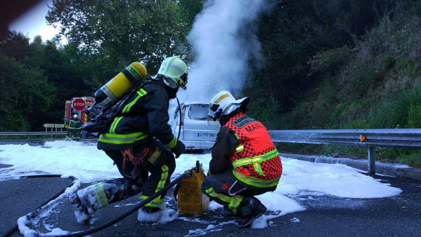 Fotos: Un coche se incendia en la A-8, en Guriezo