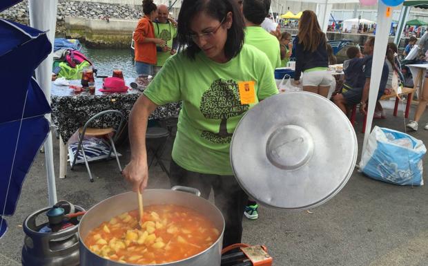 Una mujer cocina una rica marmita en Laredo.