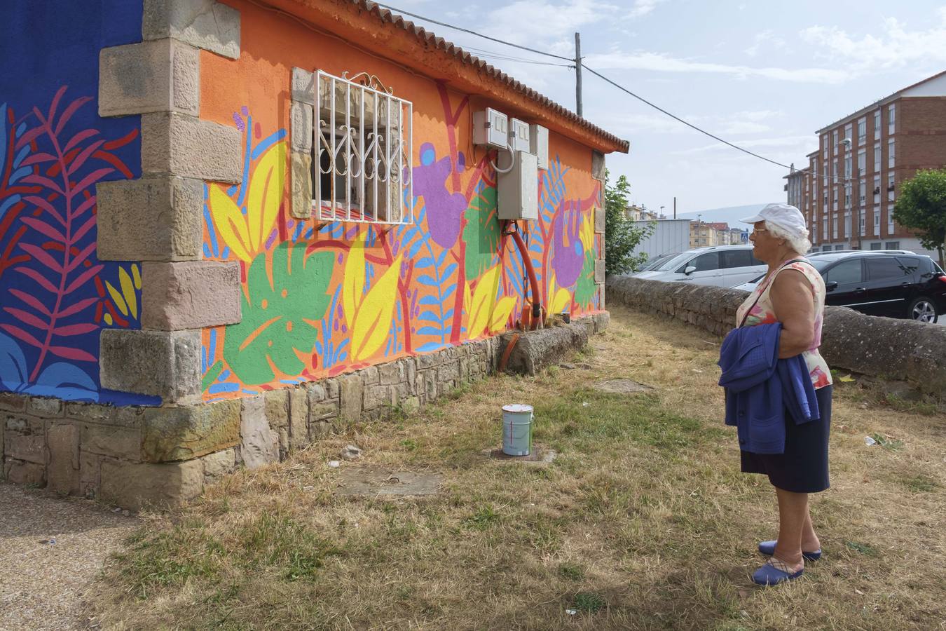 La pintora Lucía Polanco ha dejado su seña con un gran mural en la Avenida de Cantabria y Alberto Gallo tiene previsto representar un rincón perdido de Reinosa en la calle Mayor