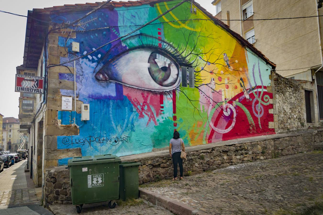 La pintora Lucía Polanco ha dejado su seña con un gran mural en la Avenida de Cantabria y Alberto Gallo tiene previsto representar un rincón perdido de Reinosa en la calle Mayor