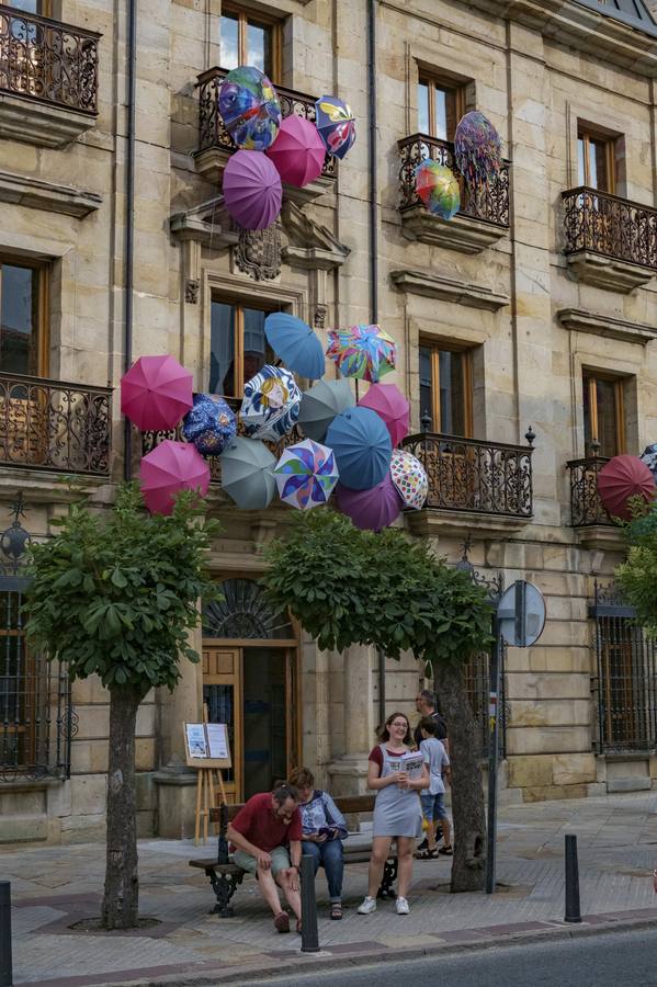 La pintora Lucía Polanco ha dejado su seña con un gran mural en la Avenida de Cantabria y Alberto Gallo tiene previsto representar un rincón perdido de Reinosa en la calle Mayor