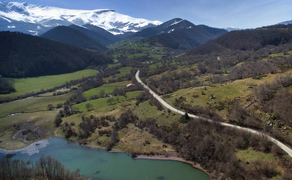 El embalse de La Cohilla está localizado en el municipio de Polaciones, en el paraje de Peña Bejo o Caos de Bejo y represa las aguas del río Nansa.