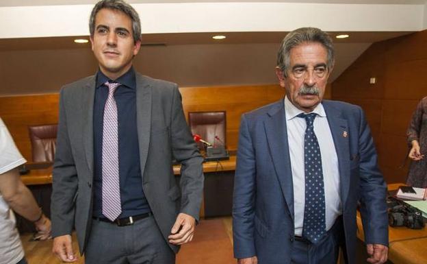 Imagen de archivo de Pablo Zuloaga y Miguel Ángel Revilla en el Parlamento.