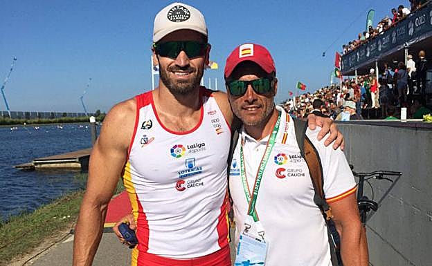 El asturiano Javier Hernanz (i), junto a su entrenador. 