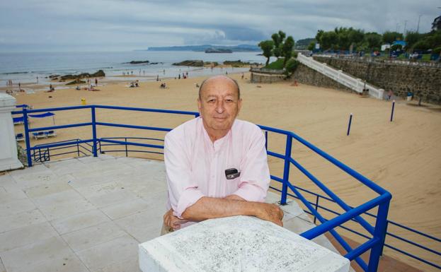 Tomás Epeldegui, con la Primera de El Sardinero de fondo, la playa donde pasaba horas de joven.