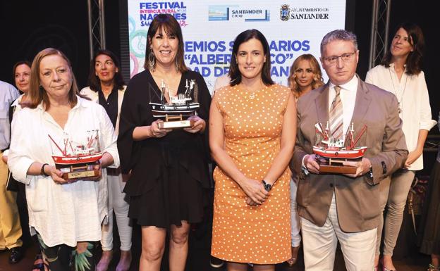 Los premiados posan en el escenario del Festival de las Naciones junto a la alcaldesa Gema Igual.