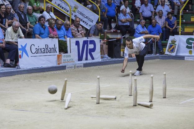 Óscar González, en la imagen birlando en octavos de final, parte como líder en el gran día de la Semana Bolística. :