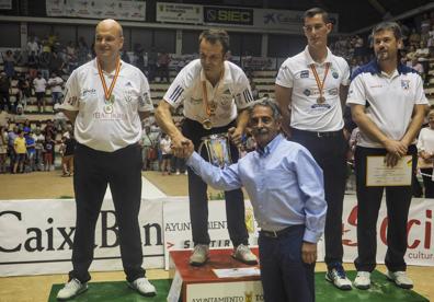 Imagen secundaria 1 - Óscar González suma, con un registro récord de 735 bolos, su séptimo campeonato de España