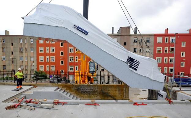 Instalada una escalera mecánica en la Finca Jado de Santander