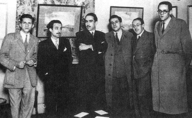 Diciembre de 1949. De izquierda a derecha, Julio Maruri, Aurelio García Cantalapiedra, José Luis Hidalgo, Marcelo Arroita-Jáuregui, Leopoldo Rodríguez Alcalde y Alejandro Nieto, en la exposición del pintor y poeta José Luis Hidalgo. El poeta fallecido este jueves estuvo vinculado a Proel y mantuvo una gran amistad con José Hierro.