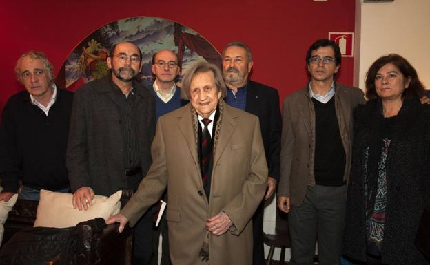 Homenaje en 2013. Julio Maruri, rodeado de amigos y colegas en la bodega El Riojano de Santander.Una cena coloquio organizada, por la Fundación Bruno Alonso para homenajear a «uno de los grandes intelectuales de la ciudad», que se convirtió en un reconocimiento de toda la ciudad que se materializó con la entrega de la placa de plata de la ciudad. 