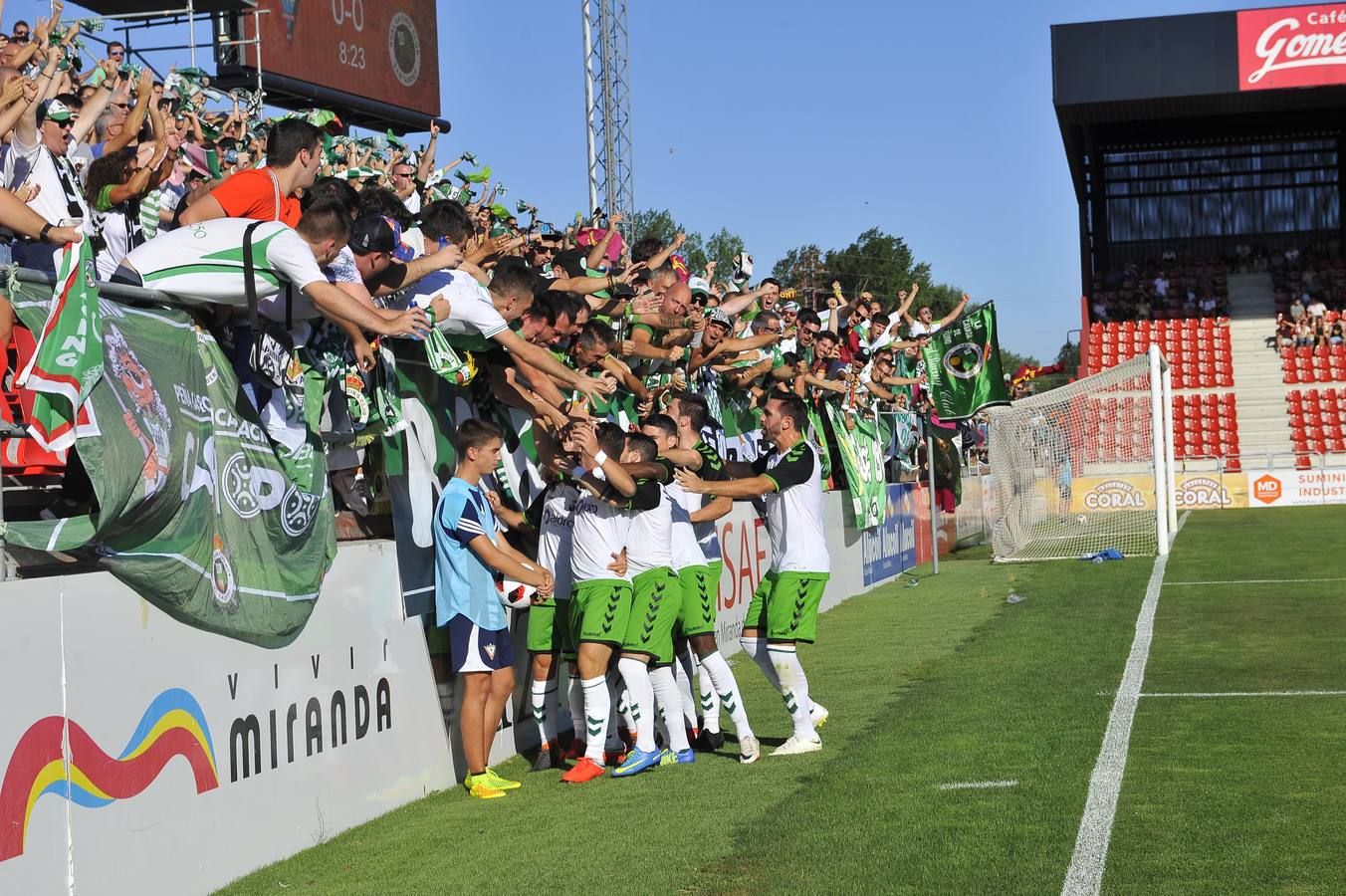 Fotos: La afición verdiblanca ya está en Mirada de Ebro