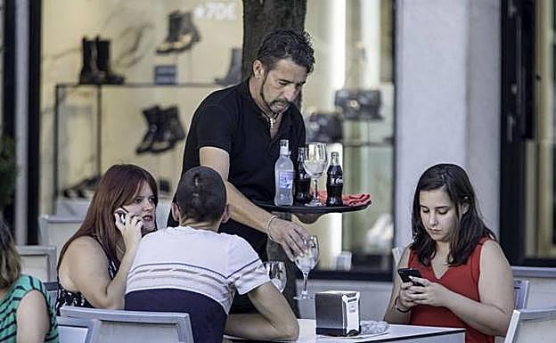 Los contratos en el sector servicios suponen el 76,1% del total. 