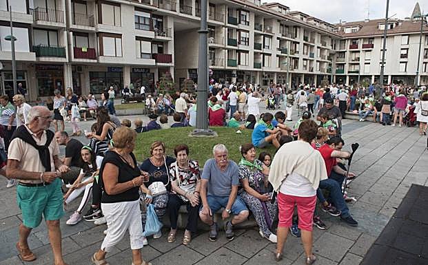 Vecinos y visitantes descansan y pasean en una concurrida Plaza de la Villa de Noja durante uno de los últimos días festivos de esta semana.