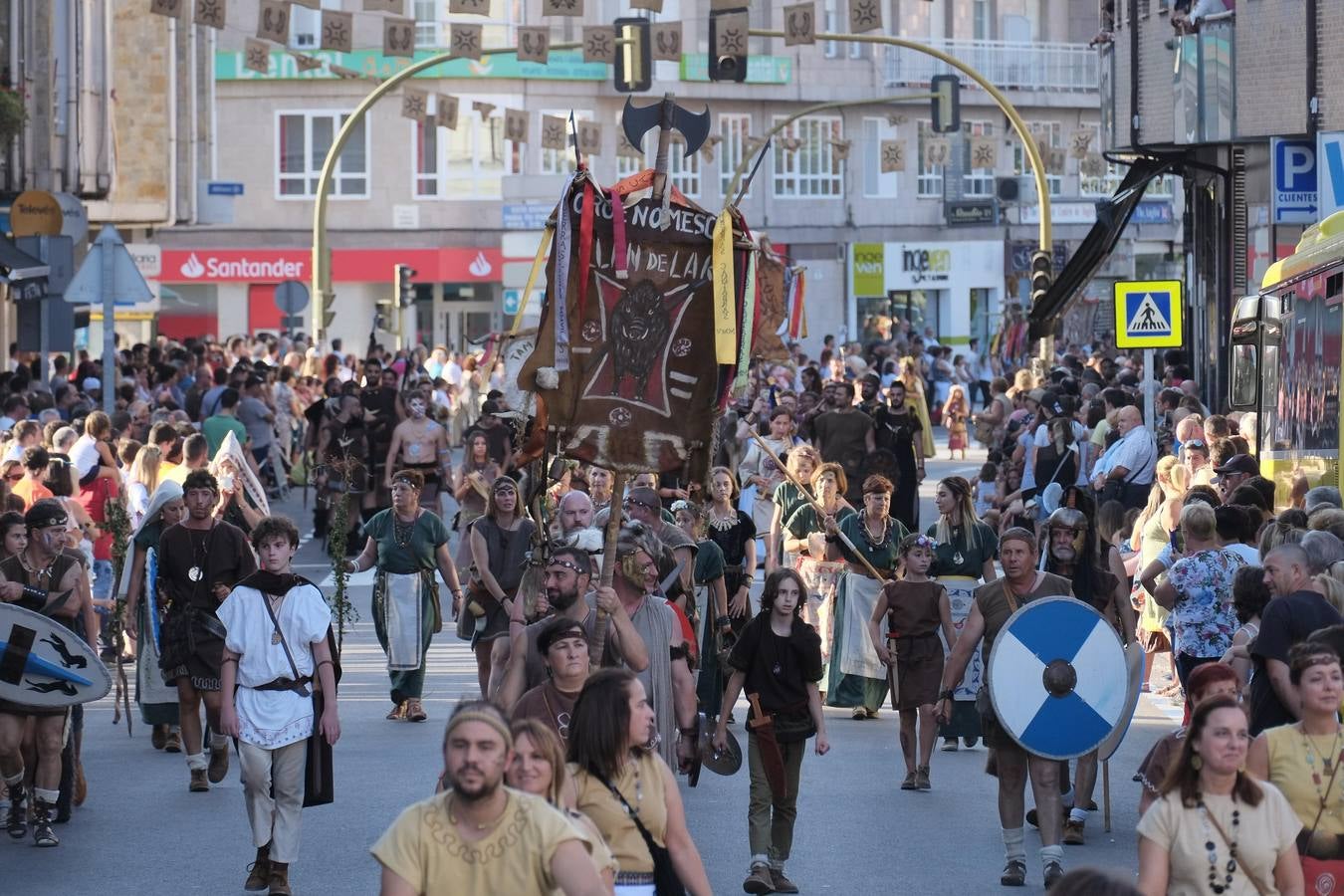 Cántabros y romanos acapararon la atención de un público entregado a la fiesta que cerró con su desfile general una multitudinaria edición 