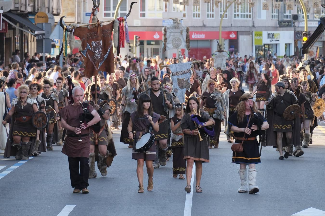 Cántabros y romanos acapararon la atención de un público entregado a la fiesta que cerró con su desfile general una multitudinaria edición 